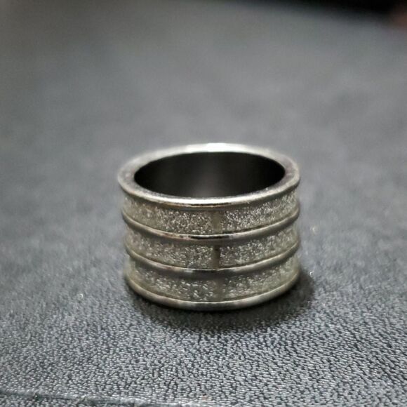 Silver tone sparkly ring size 6 - Picture 5 of 8